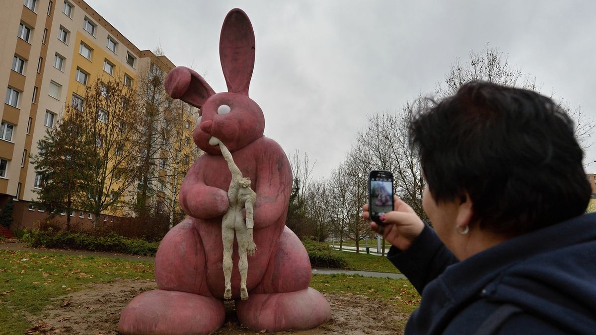 Obří růžový králík na plzeňském sídlišti zůstane, rozhodli místní
